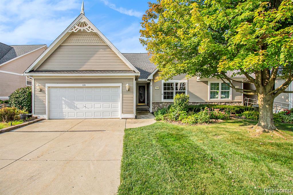 Victoria Park Dr, Howell, MI 48843