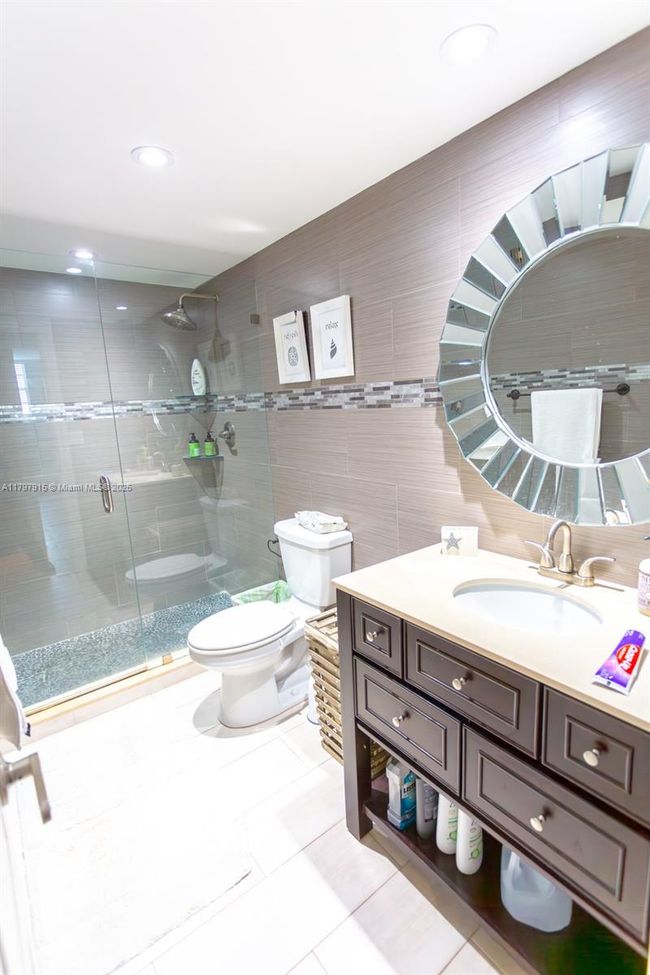 APT-1403 - 19370 Collins Ave, Condo with 2 bedrooms, 2 bathrooms and null parking in Sunny Isles Beach FL | Image 11