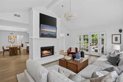 983 Oak St, Costa Mesa, CA, 92627-4046 | Card Image