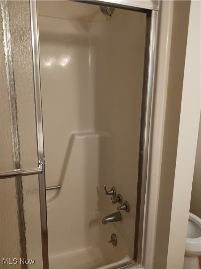 Bathroom with tub / shower combination | Image 31