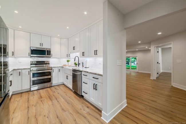 27-157 - 12 Boulevard Dr, Condo with 2 bedrooms, 2 bathrooms and null parking in Danbury CT | Image 4