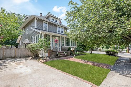 958 Thomas Ave, Baldwin, NY, 11510-4143 | Card Image