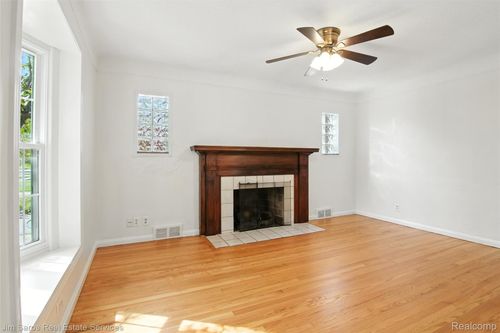 20943 Hunt Club Dr, Harper Woods, MI, 48225-1714 | Card Image