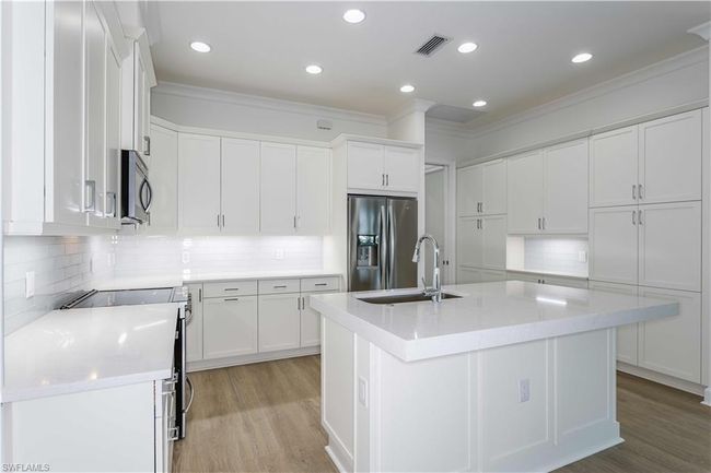 8925 Calypso Ct, Condo with 2 bedrooms, 2 bathrooms and 2 parking in Naples FL | Image 7