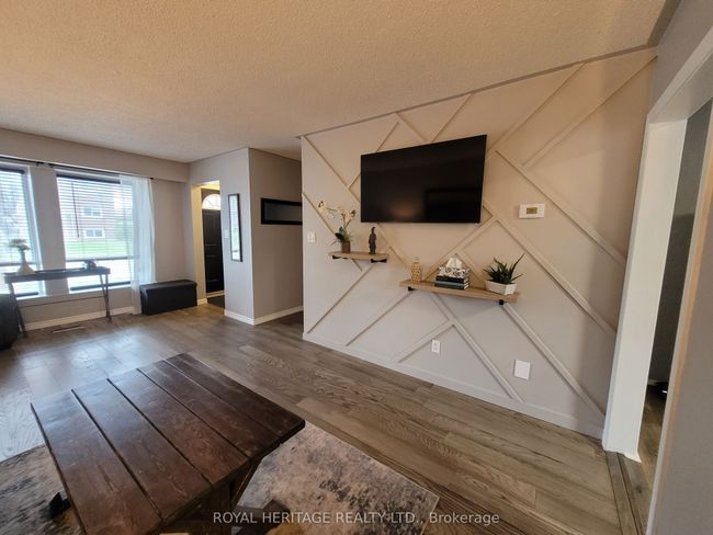 681 Athol St E, House attached with 4 bedrooms, 2 bathrooms and 5 parking in Oshawa ON | Image 4