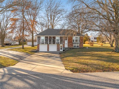 8636 Cedar Niles Rd, Lenexa, KS, 66227-3431 | Card Image