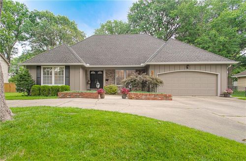 11301 Summit St, Kansas City, MO, 64114-5249 | Card Image