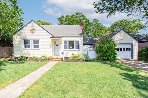 77 N Summit Ave, Patchogue, NY, 11772-2226 | Card Image