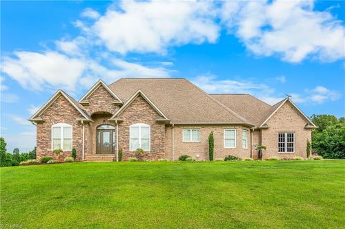 590 Pinewood Rd, Reidsville, NC, 27320-7988 | Card Image