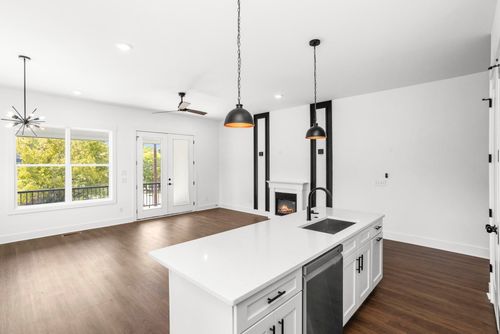 2213 18th Ave N, Nashville, TN, 37208-1124 | Card Image