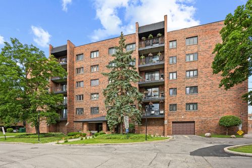 401-9346 Landings Ln, Des Plaines, IL, 60016-5226 | Card Image