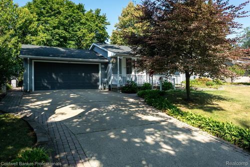 451 Hauxwell Dr, Lake Orion, MI, 48362-3635 | Card Image