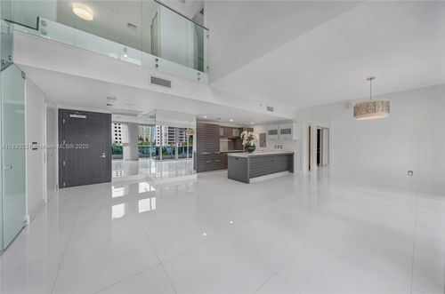apt-305-200 Biscayne Boulevard Way, Miami, FL, 33131-2155 | Card Image