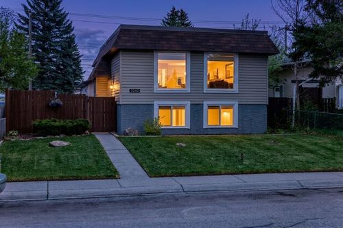 3240 Dovercliffe Rd Se, Calgary, AB, T2B1W2 | Card Image