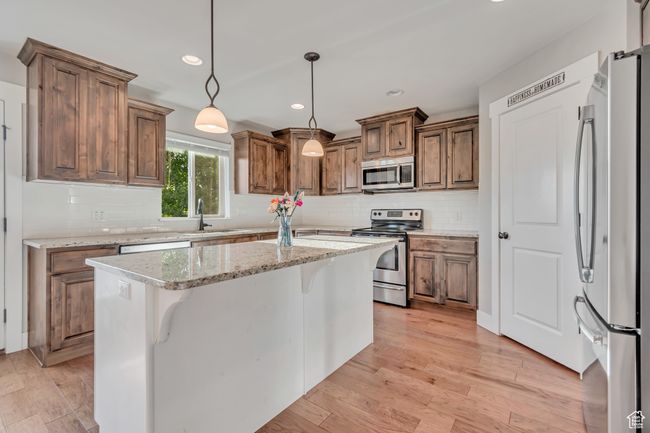 Granite Counter tops, bar area in island. | Image 5