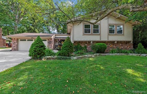 8369 Burning Bush Rd, Grosse Ile, MI, 48138-1305 | Card Image