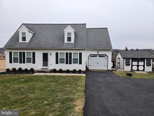 815 Chestnut Hill Dr, Parkesburg, PA, 19365-9564 | Card Image