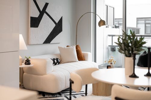 b716-8 Rouge Valley Dr W, Unionville, ON, L6G0G8 | Card Image