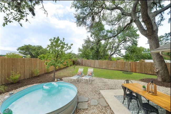 Pool sits under large live oak | Image 34