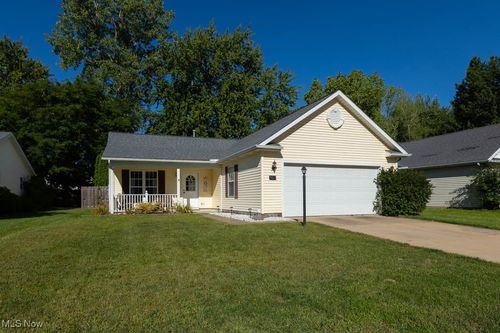 961 Beachfront Dr, Painesville, OH, 44077-7910 | Card Image
