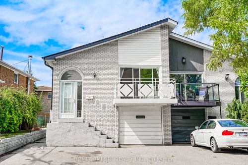 8 Topaz Gate, North York, ON, M2M2Z7 | Card Image