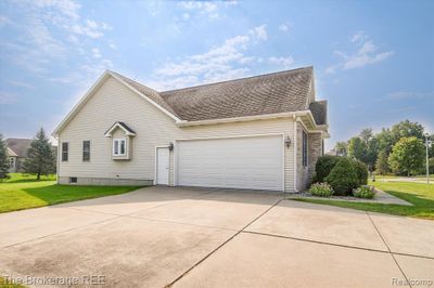 8441 Mapleview Drive, Home with 3 bedrooms, 2 bathrooms and null parking in Davison Twp MI | Image 2