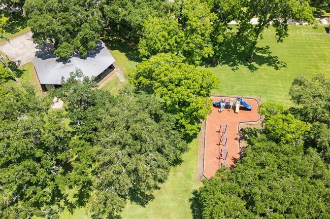 Family-friendly amenities right across the home includes a nearby park and recreational areas. | Image 32