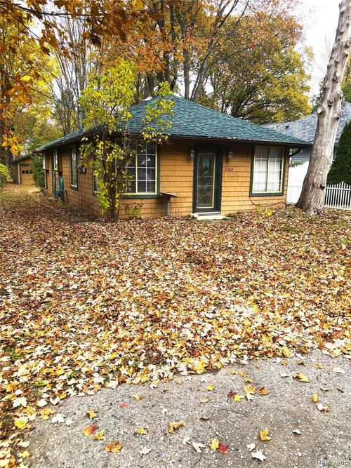 8304 Arlis St, Commerce Township, MI, 48382-4504 | Card Image