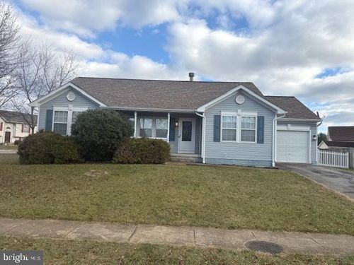 526 Crosswinds Dr, CHARLES TOWN, WV, 25414-3917 | Card Image