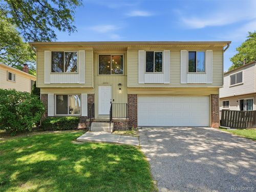 2934 Roundtree Dr, Troy, MI, 48083-2346 | Card Image