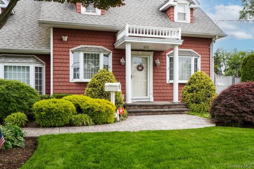 18 Loring Rd, Levittown, NY, 11756-1516 | Card Image