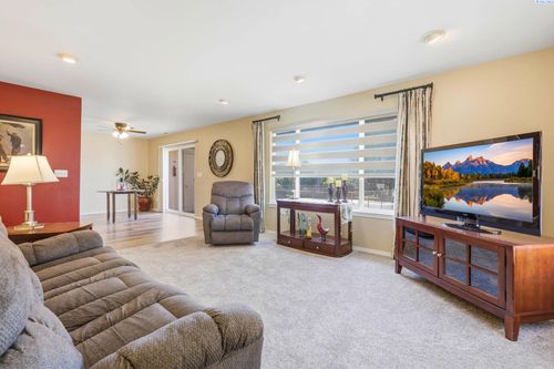 a-207-3121 W Hood Ave, Kennewick, WA, 99336-2759 | Card Image
