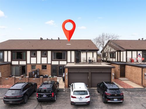 517 Country Club Dr, Saint Clair Shores, MI, 48082-1064 | Card Image
