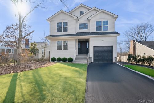 909 Ostrander Ave, Riverhead, NY, 11901-2617 | Card Image