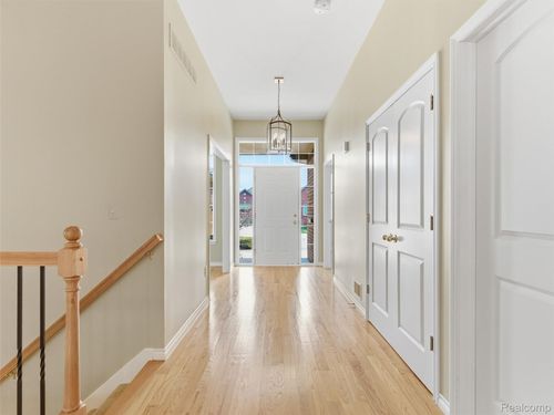 58865 Gallery Ct, Washington Township, MI, 48094-4323 | Card Image