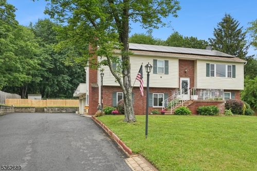8 Parkview Dr, Hackettstown, NJ, 07840-4118 | Card Image