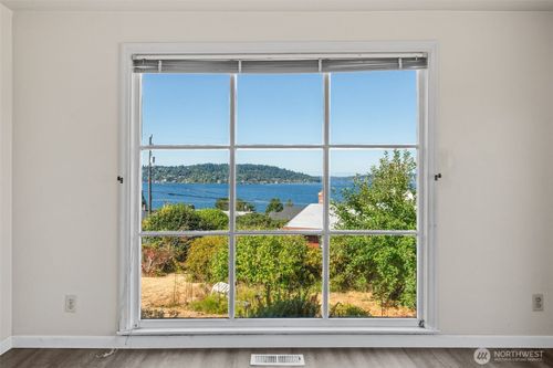 10658 Laurel Ln S, Seattle, WA, 98178-2728 | Card Image
