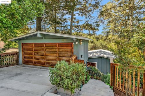 2211 Arrowhead Dr, Oakland, CA, 94611-1546 | Card Image