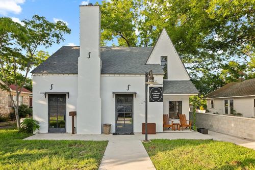 312 E Austin St, Fredericksburg, TX, 78624-4212 | Card Image