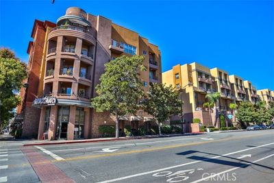 401 - S San Fernando Boulevard, Condo with 2 bedrooms, 1 bathrooms and 2 parking in Burbank CA | Image 1