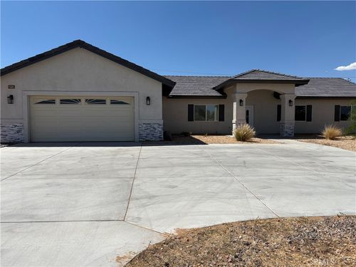 12432 Kiowa Rd, Apple Valley, CA, 92308 | Card Image