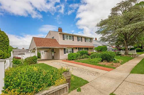 20 Flagstone Ln, Westbury, NY, 11590-6531 | Card Image