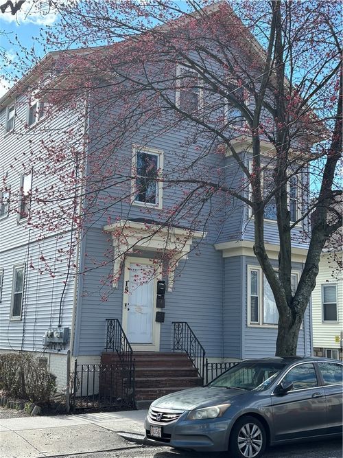 15 Hawkins St, Providence, RI, 02908-1776 | Card Image