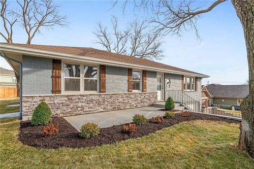 8565 Wycoff Dr, De Soto, KS, 66018-8395 | Card Image