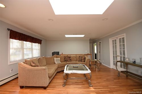 11 Lakeview Ter, Mahopac, NY, 10541-1637 | Card Image