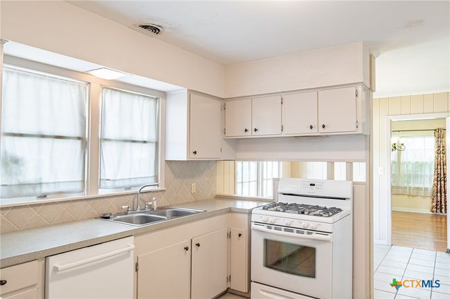 1307 N Main St, House other with 3 bedrooms, 2 bathrooms and null parking in Victoria TX | Image 8
