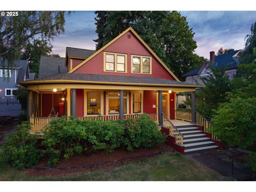 811 Oak St, Hood River, OR, 97031-1815 | Card Image