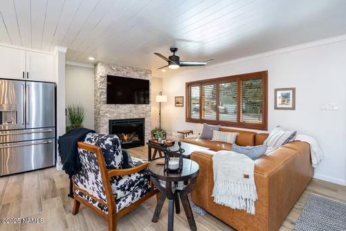 818 W Meade Ln, Flagstaff, AZ, 86001-1211 | Card Image