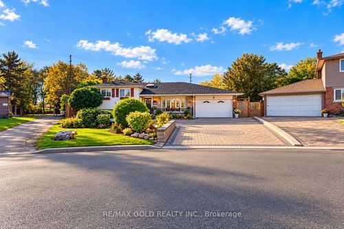 8 Easton Pl, Brampton, ON, L6T2A7 | Card Image