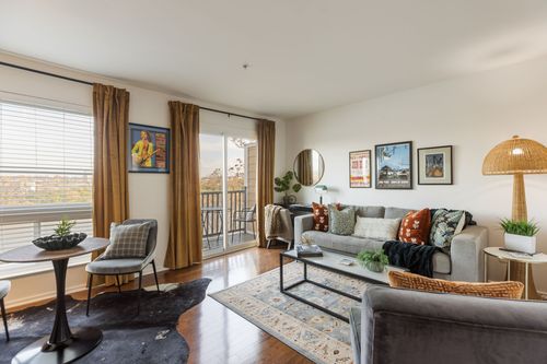 790 1st Ave N, Nashville, TN, 37201-1073 | Card Image